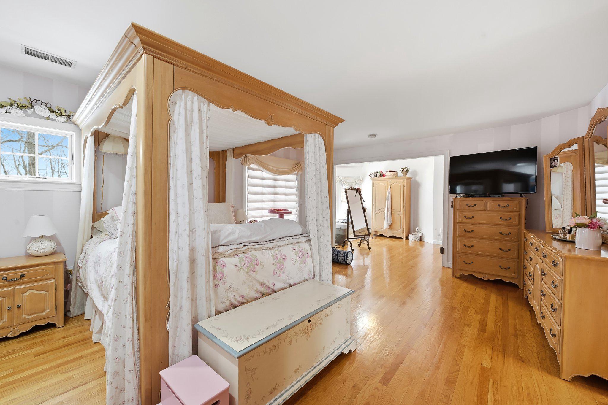 6688 Haasadahl Road Allentown, PA 18106 - Photo 17 of 31 Primary bedroom with dressing area