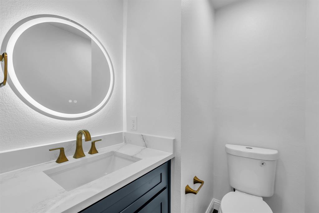 906 Thistle Circle Allen, TX 75002 - Photo 18 of 40 a bathroom with a sink and a mirror