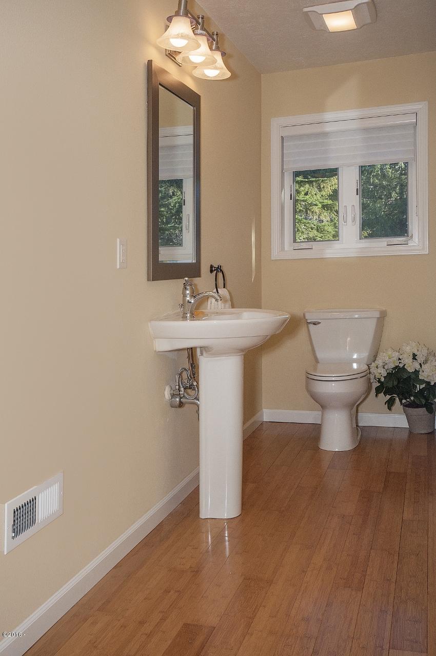 205 Midden Reach Depoe Bay, OR 97341 - Photo 26 of 35 Top Level Bathroom