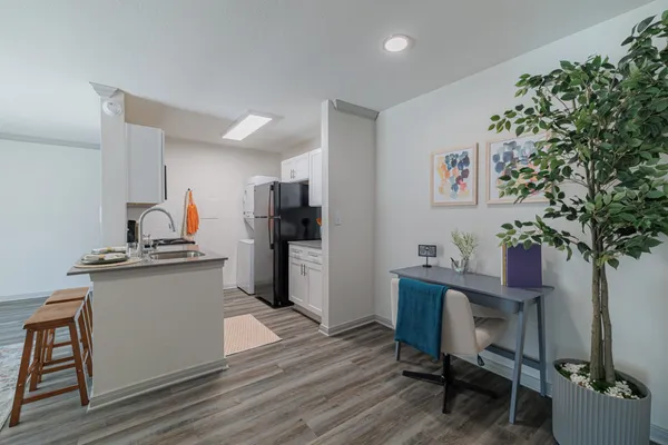 $992 | 200 Hollow Tree Lane, Unit 20141, Houston, TX 77090