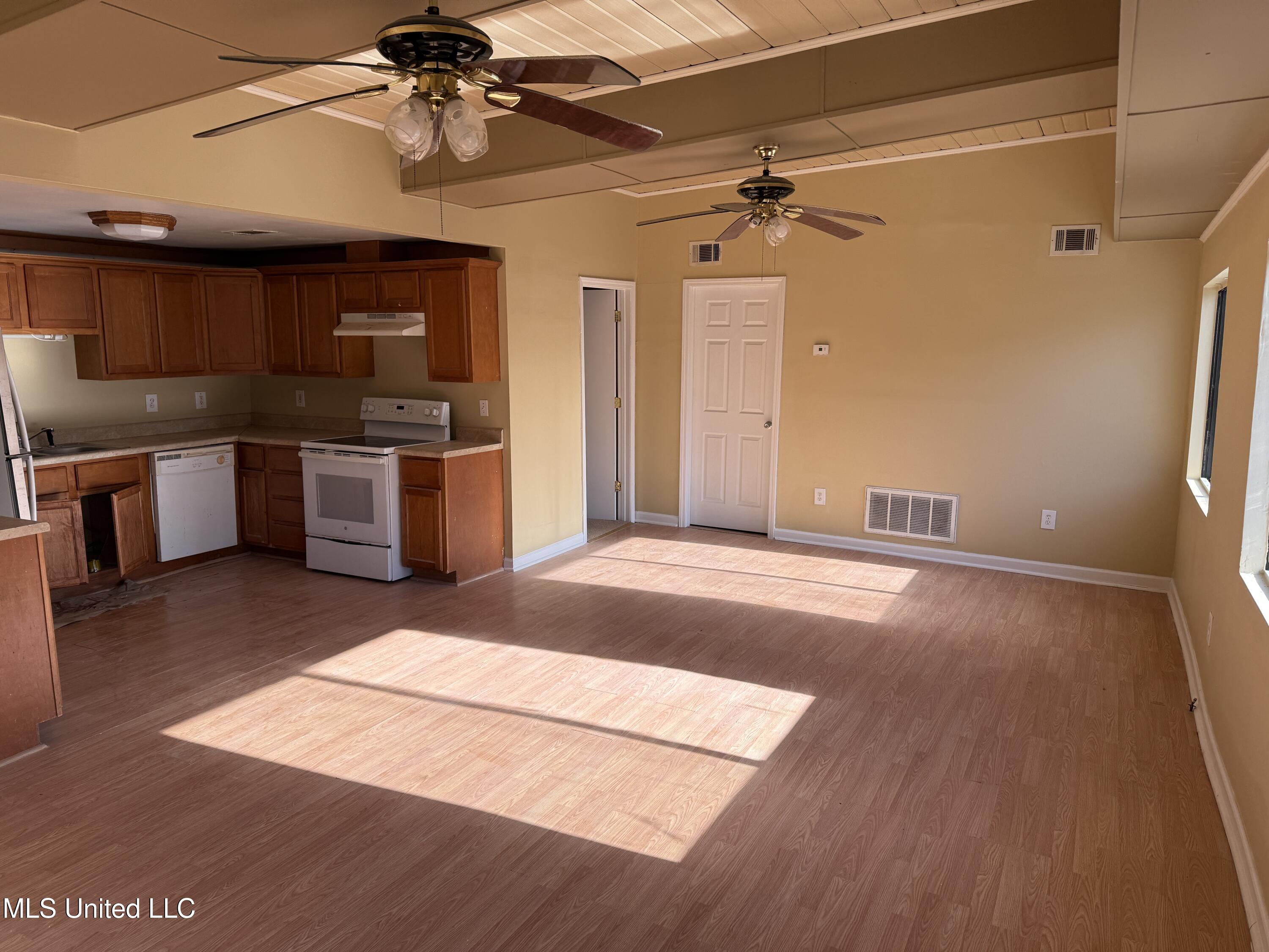 10633 Woolmarket Lake Road Biloxi, MS 39532 - Photo 3 of 11 IMG_2425