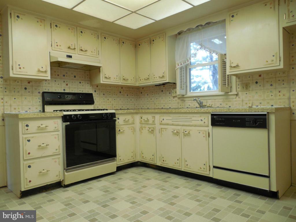 1128 Devonshire Road Lancaster, PA 17601 - Photo 2 of 13 Gallery Image 2