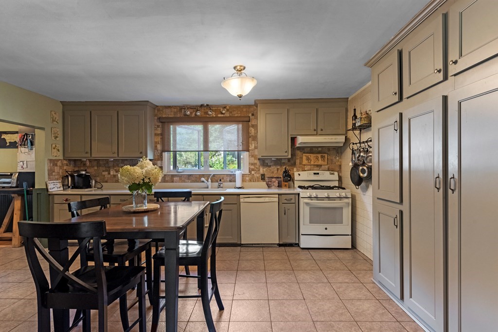 41 Spring Street Stoneham, MA 02180 - Photo 12 of 37