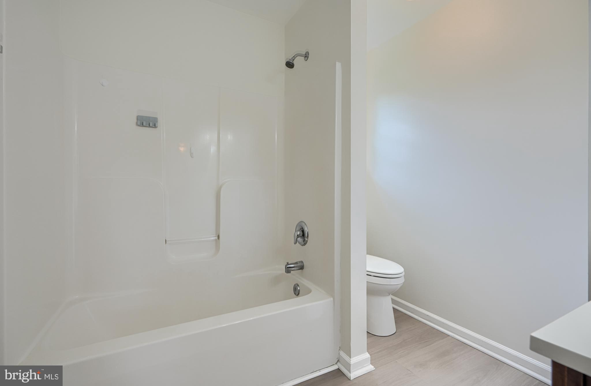 605 Paradise Road Aberdeen, MD 21001 - Photo 28 of 47 a bathroom with a bathtub and toilet