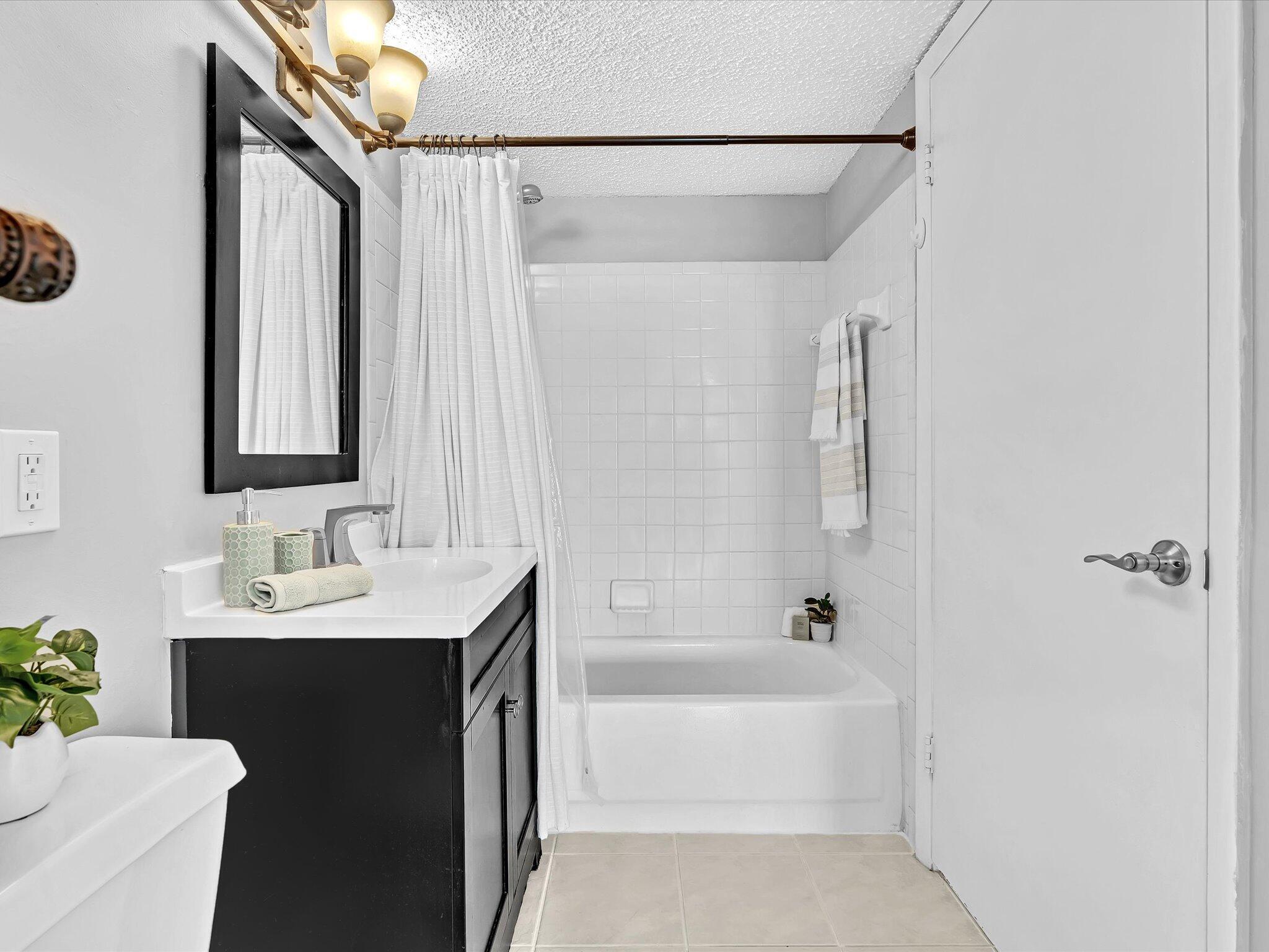 6284 La Costa Drive, Unit K Boca Raton, FL 33433 - Photo 28 of 57 Bathtub/Shower