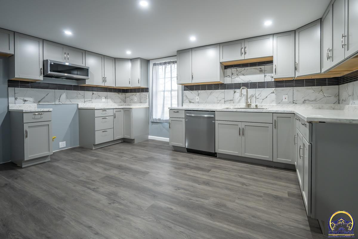 1023 Southwest Taylor Street Topeka, KS 66612 - Photo 11 of 33