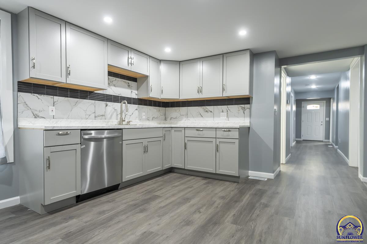 1023 Southwest Taylor Street Topeka, KS 66612 - Photo 12 of 33