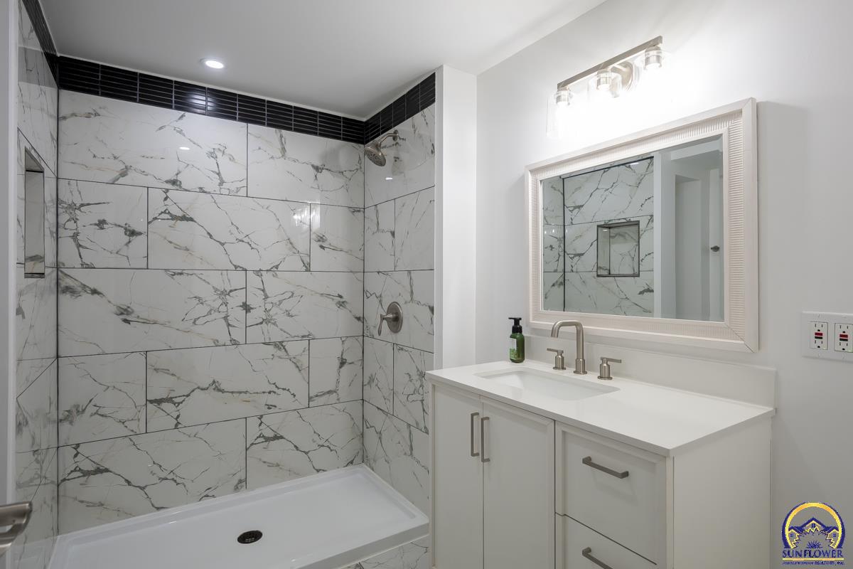 1023 Southwest Taylor Street Topeka, KS 66612 - Photo 13 of 33