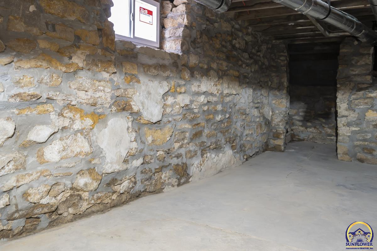 1023 Southwest Taylor Street Topeka, KS 66612 - Photo 16 of 33