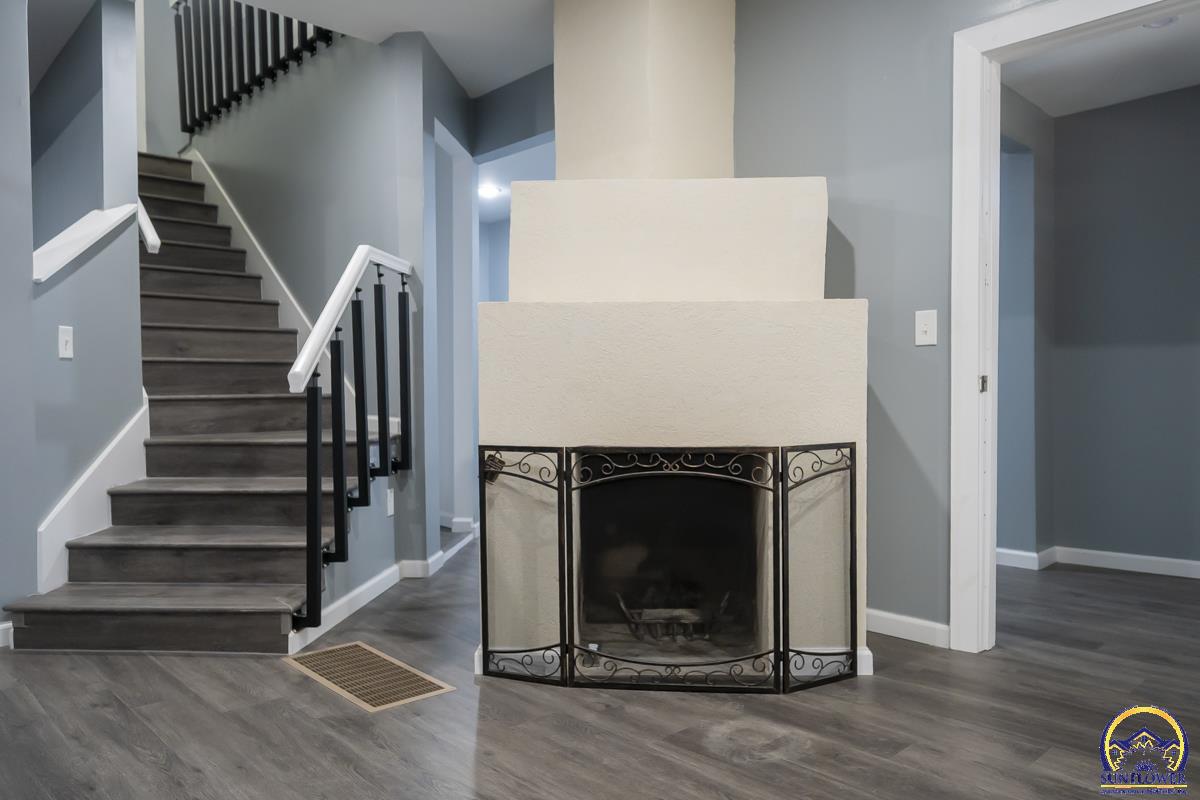 1023 Southwest Taylor Street Topeka, KS 66612 - Photo 3 of 33