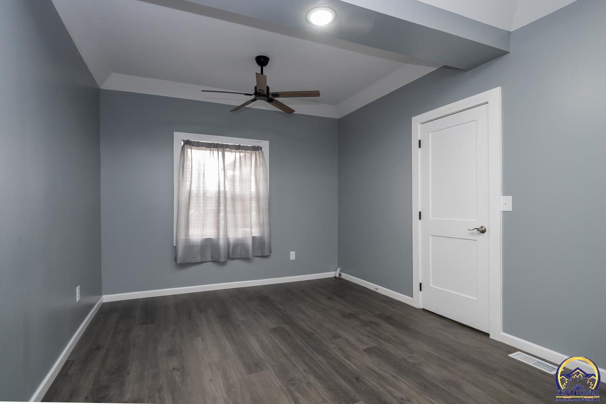 1023 Southwest Taylor Street Topeka, KS 66612 - Photo 5 of 33