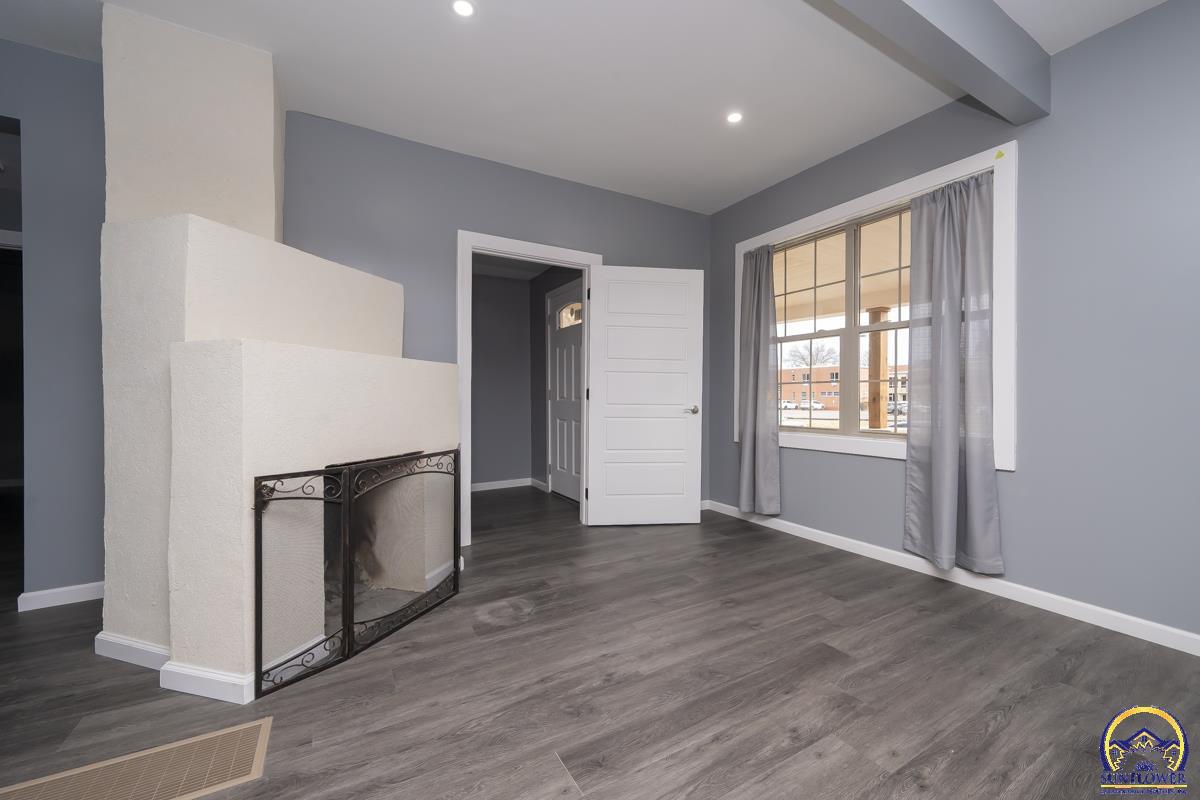 1023 Southwest Taylor Street Topeka, KS 66612 - Photo 8 of 33