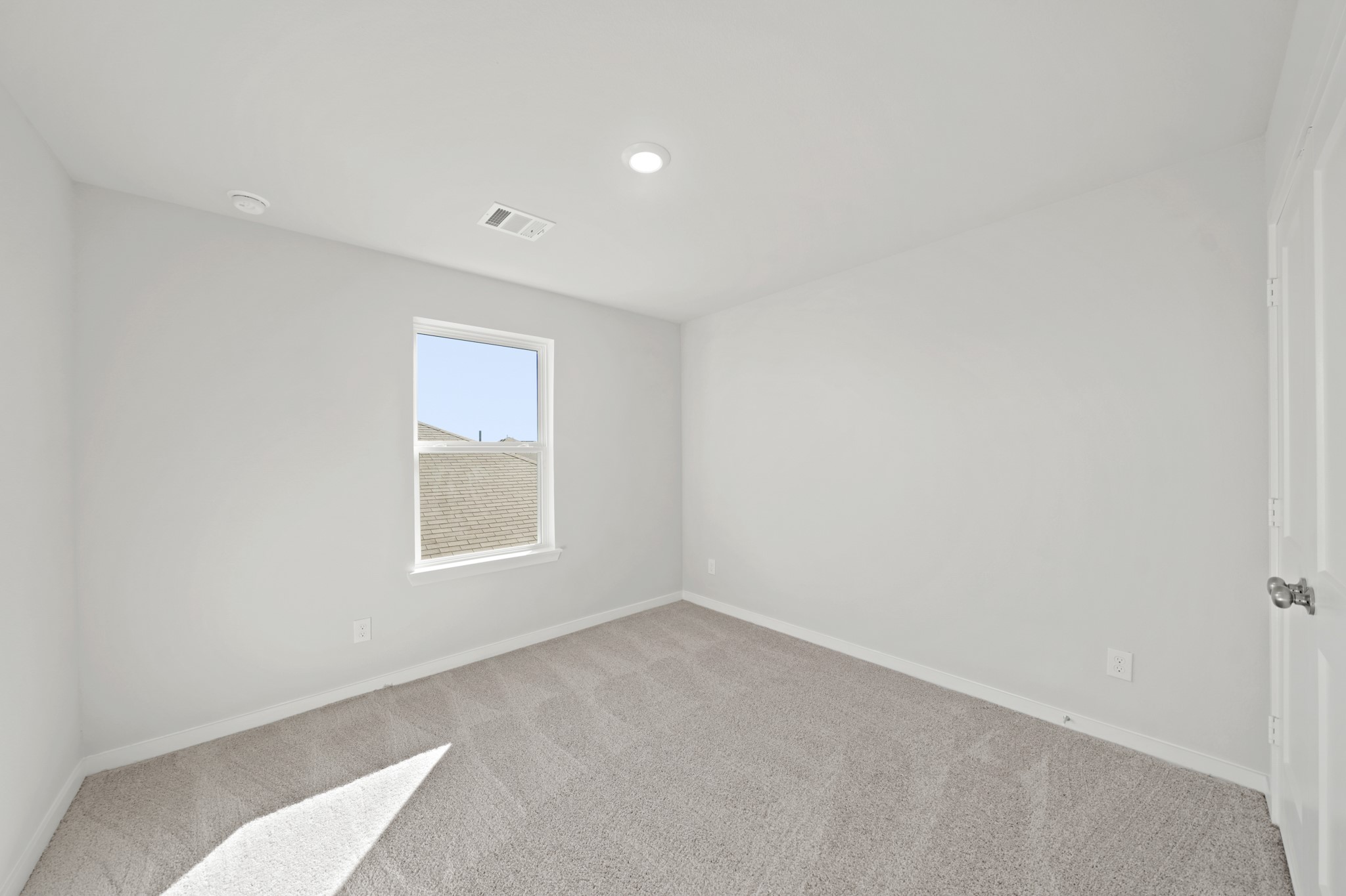 302 Amy Street Angleton, TX 77515 - Photo 12 of 27 an empty room with a window