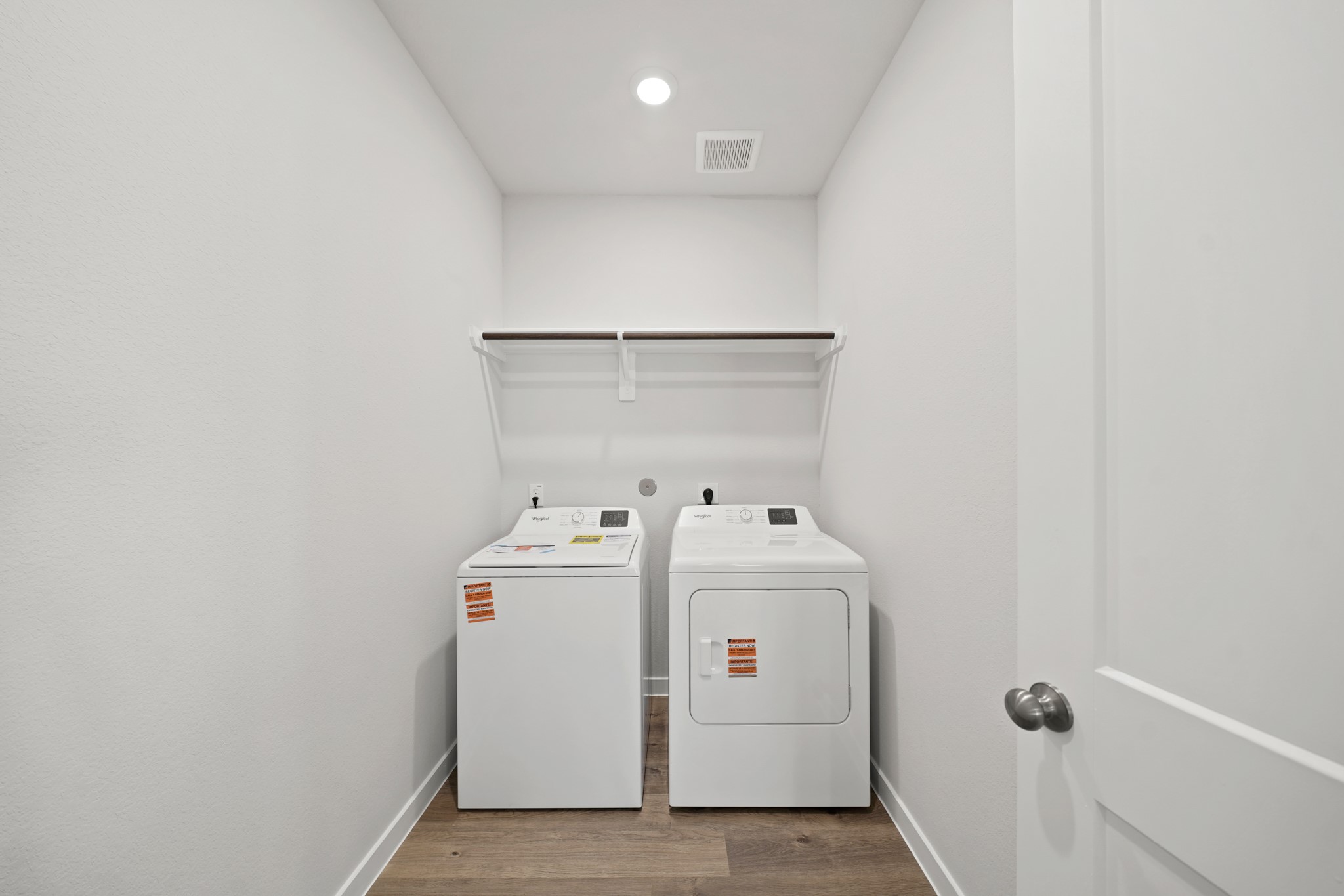 302 Amy Street Angleton, TX 77515 - Photo 5 of 27 a utility room with dryer and washer
