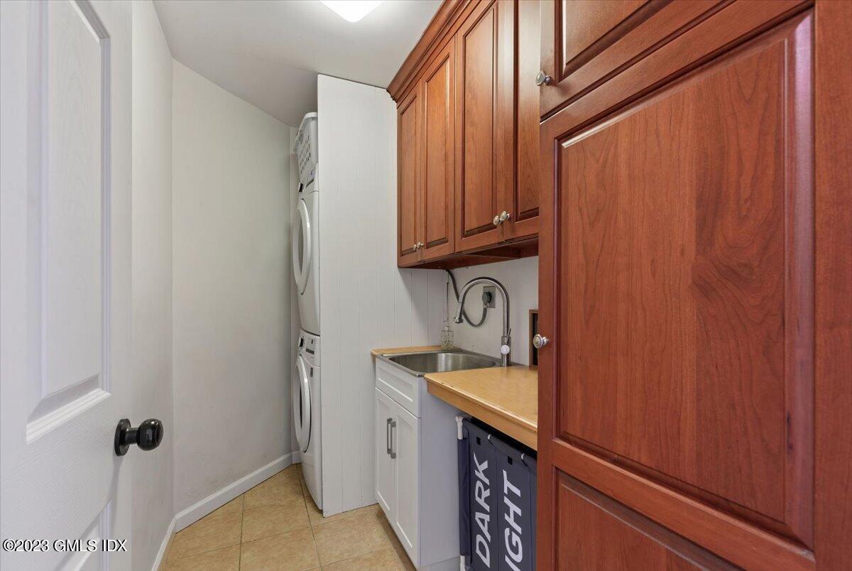5 Sunshine Avenue Riverside, CT 06878 - Photo 25 of 35 a kitchen with a sink and cabinets