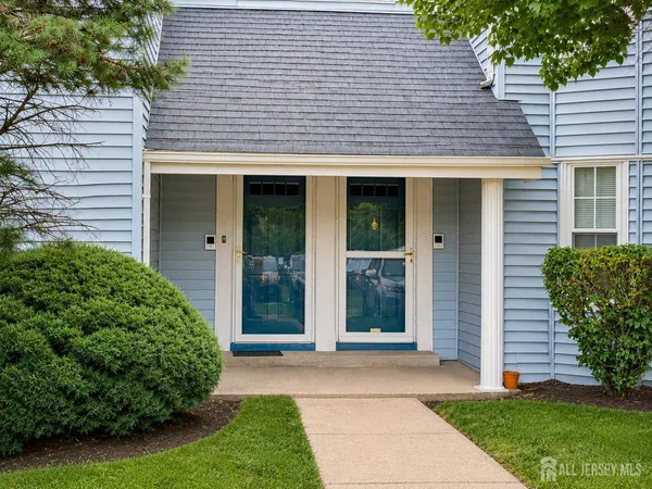 $275,000 | 47 Tanglewood Court, Monmouth Junction, NJ 08852