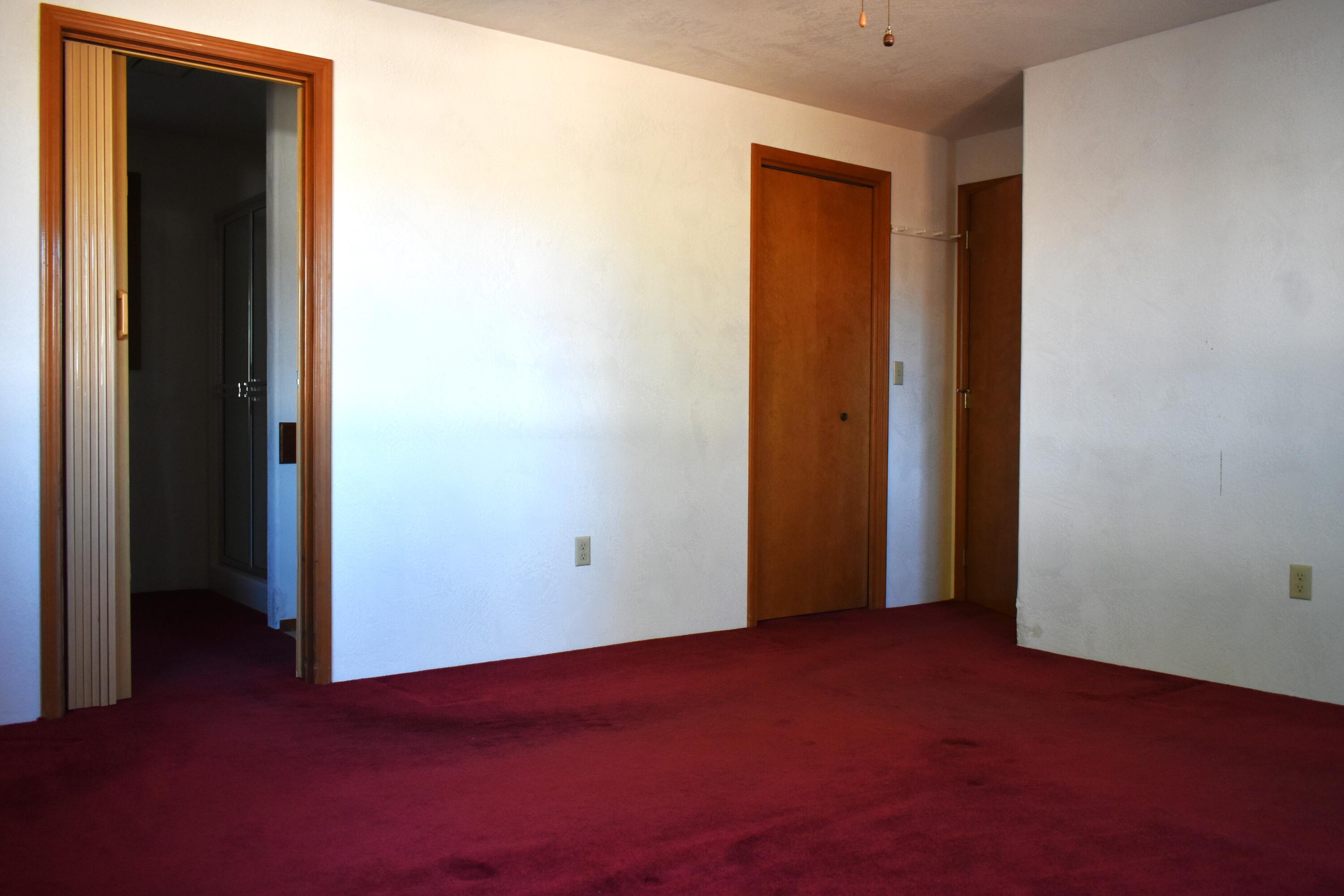 3234 Springbrook Road Medford, OR 97504 - Photo 9 of 31 PRIMARY BEDROOM W/ WALK-IN CLOSET