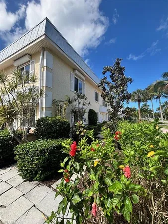 $3,300 | 296 4th Avenue South, Unit 296, Naples, FL 34102