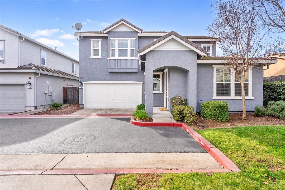 719 Courtyards Loop Lincoln, CA 95648 - Photo 2 of 33 a front view of a house with garden
