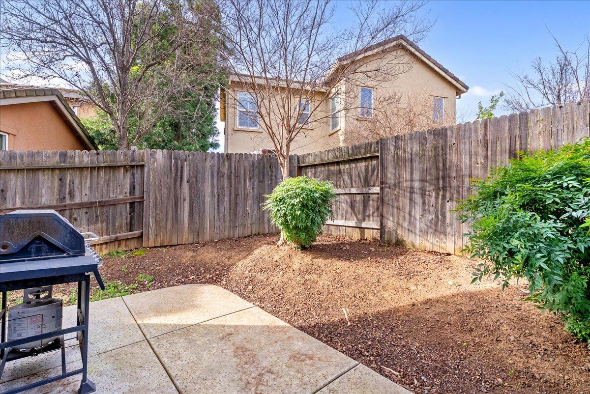 719 Courtyards Loop Lincoln, CA 95648 - Photo 28 of 33 a view of a chair and table in the backyard