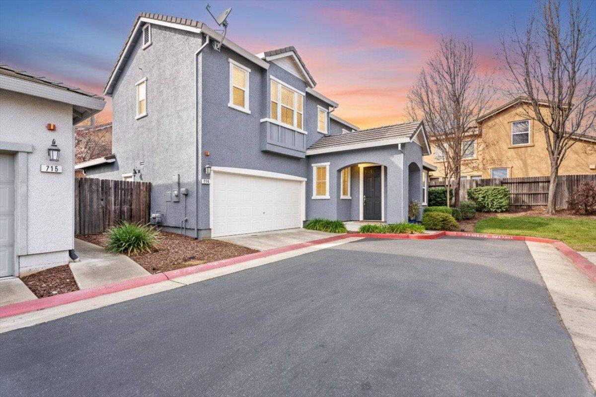 719 Courtyards Loop Lincoln, CA 95648 - Photo 3 of 33 a front view of house with yard and green space