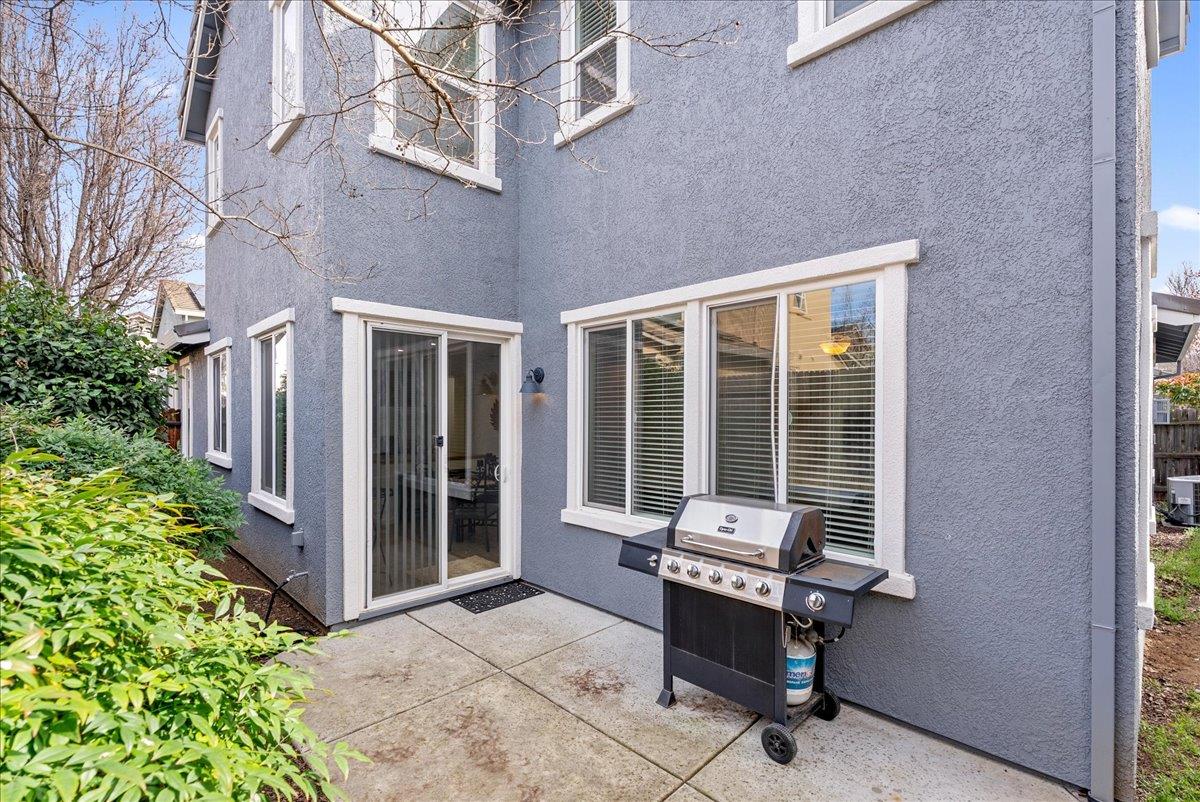 719 Courtyards Loop Lincoln, CA 95648 - Photo 31 of 33 a bench sitting in front of a building
