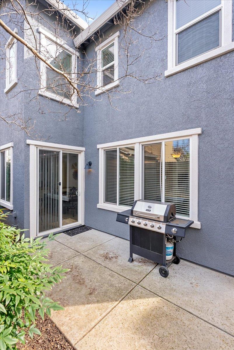 719 Courtyards Loop Lincoln, CA 95648 - Photo 32 of 33 a house with sitting area in front of it