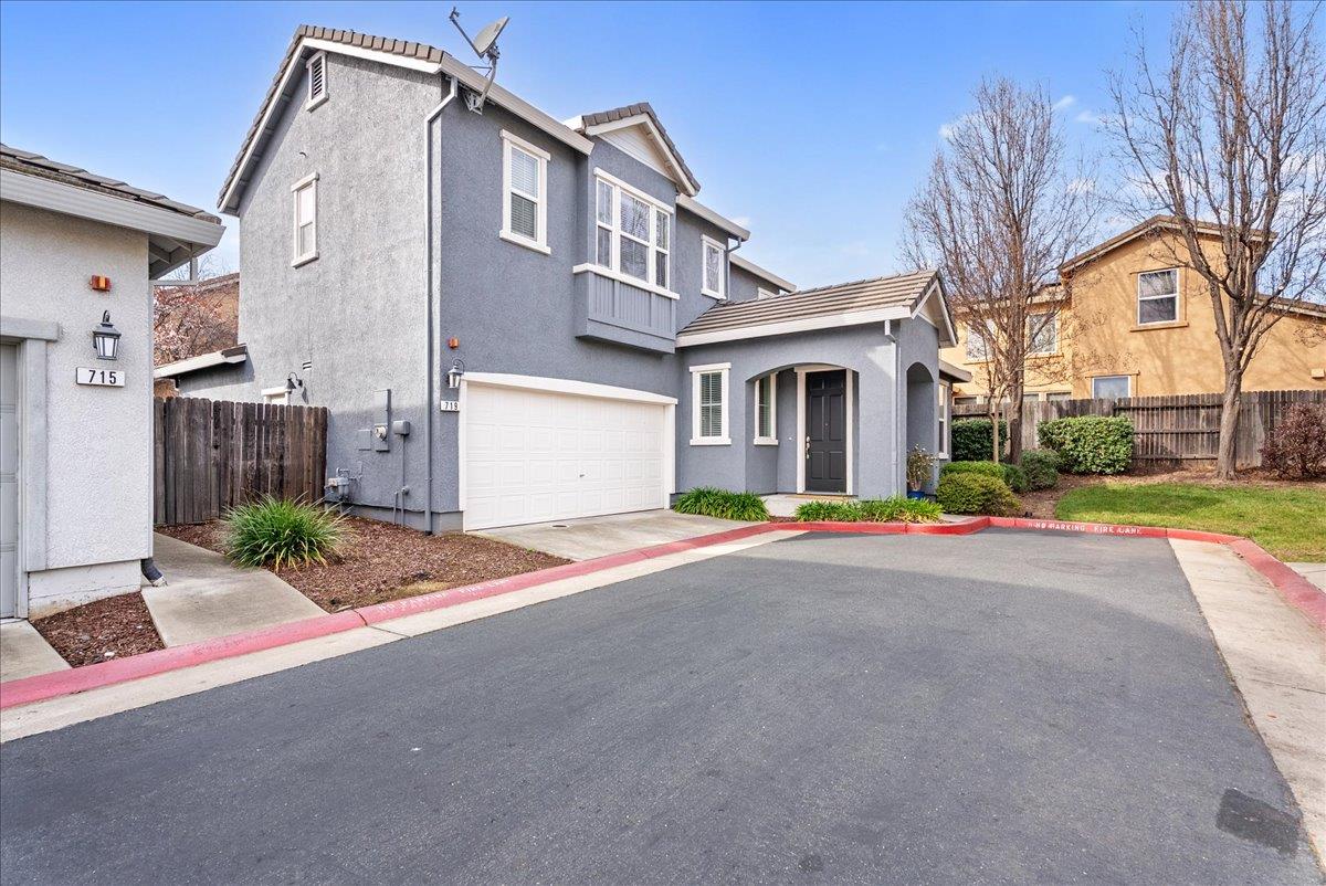 719 Courtyards Loop Lincoln, CA 95648 - Photo 4 of 33 a front view of a house with a yard and garage