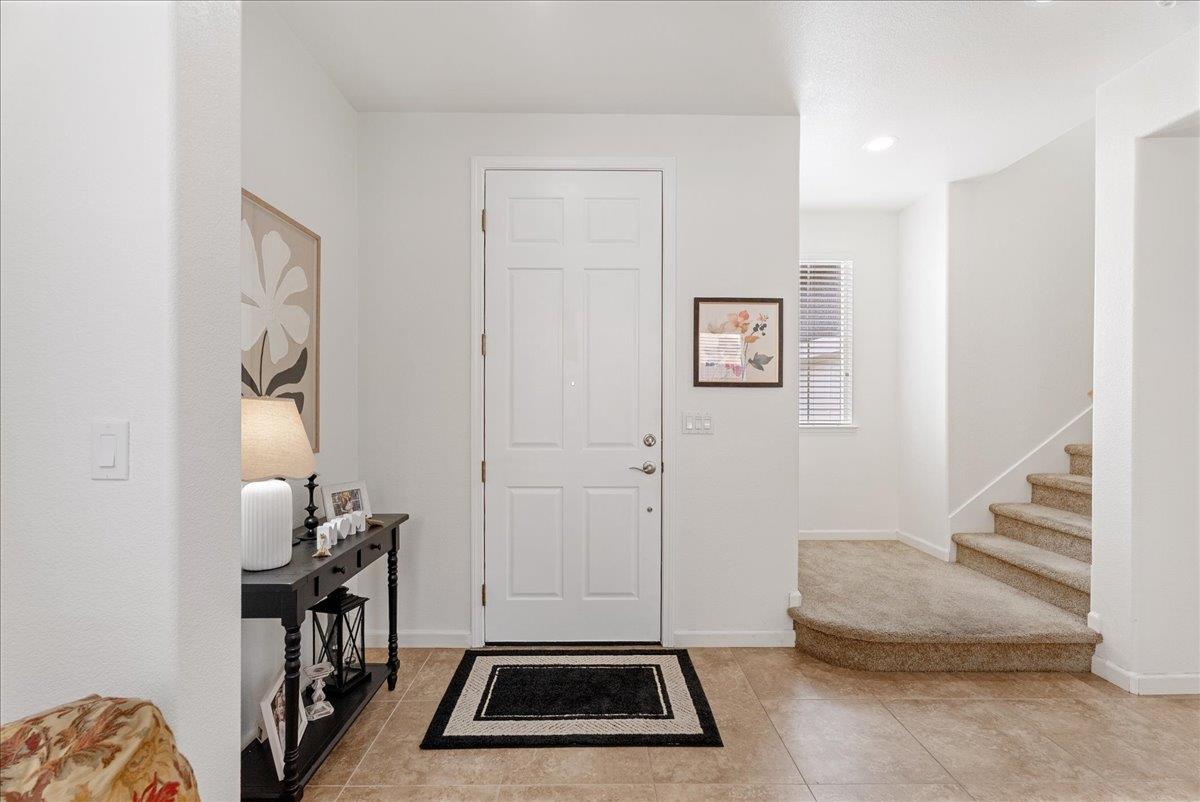 719 Courtyards Loop Lincoln, CA 95648 - Photo 6 of 33 a room with painting and a table