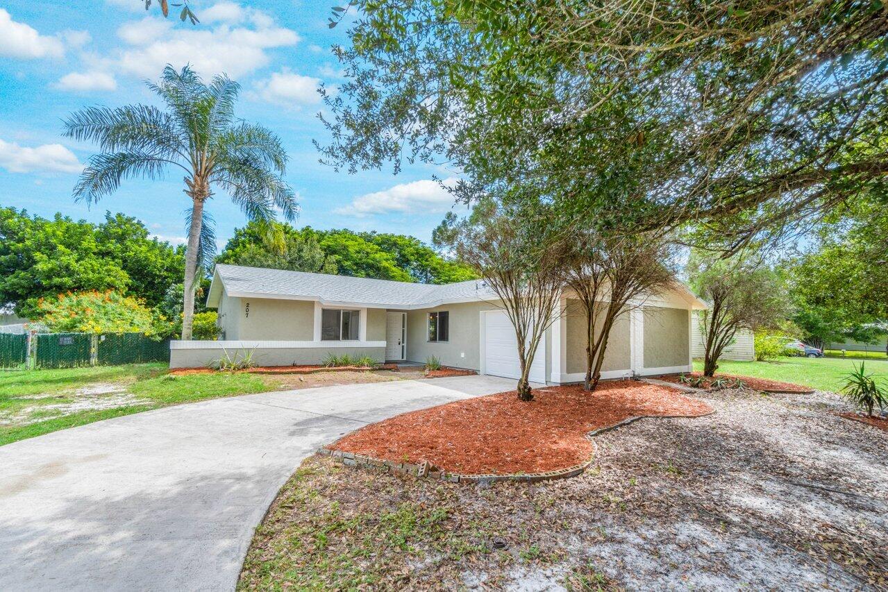 207 Southwest Homeland Road Port St. Lucie, FL 34953 - Photo 4 of 30 005-207SouthwestHomelandRoad-PortStLucie