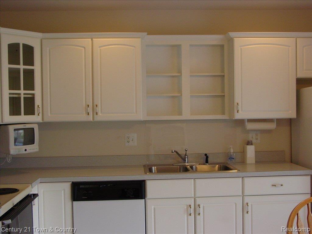 473 Victoria Lane, Unit 11 Romeo, MI 48065 - Photo 9 of 17 romeo condo 010