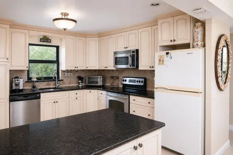 $4,000 | 277 North Ocean Boulevard, Unit 304, Boca Raton, FL 33432