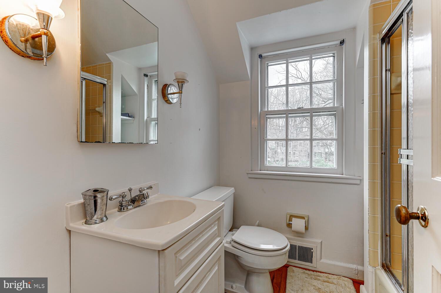 323 Caversham Road Bryn Mawr, PA 19010 - Photo 40 of 52 This Full Bathroom belongs to Bedroom Four