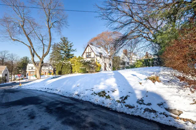 $1,399,999 | 3 Ridgecrest East, Scarsdale, NY 10583
