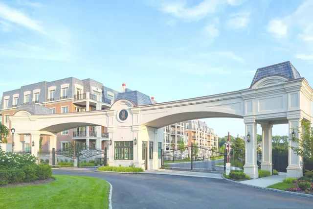 $2,200,000 | 2000 Royal Court, Unit 2312, North Hills, NY 11040