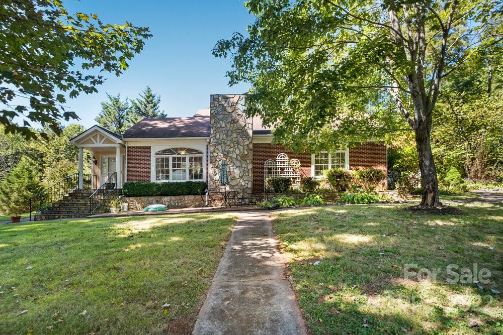 581 Flynn Road Rutherfordton, NC 28139 - Photo 4 of 37 a front view of a house with a yard