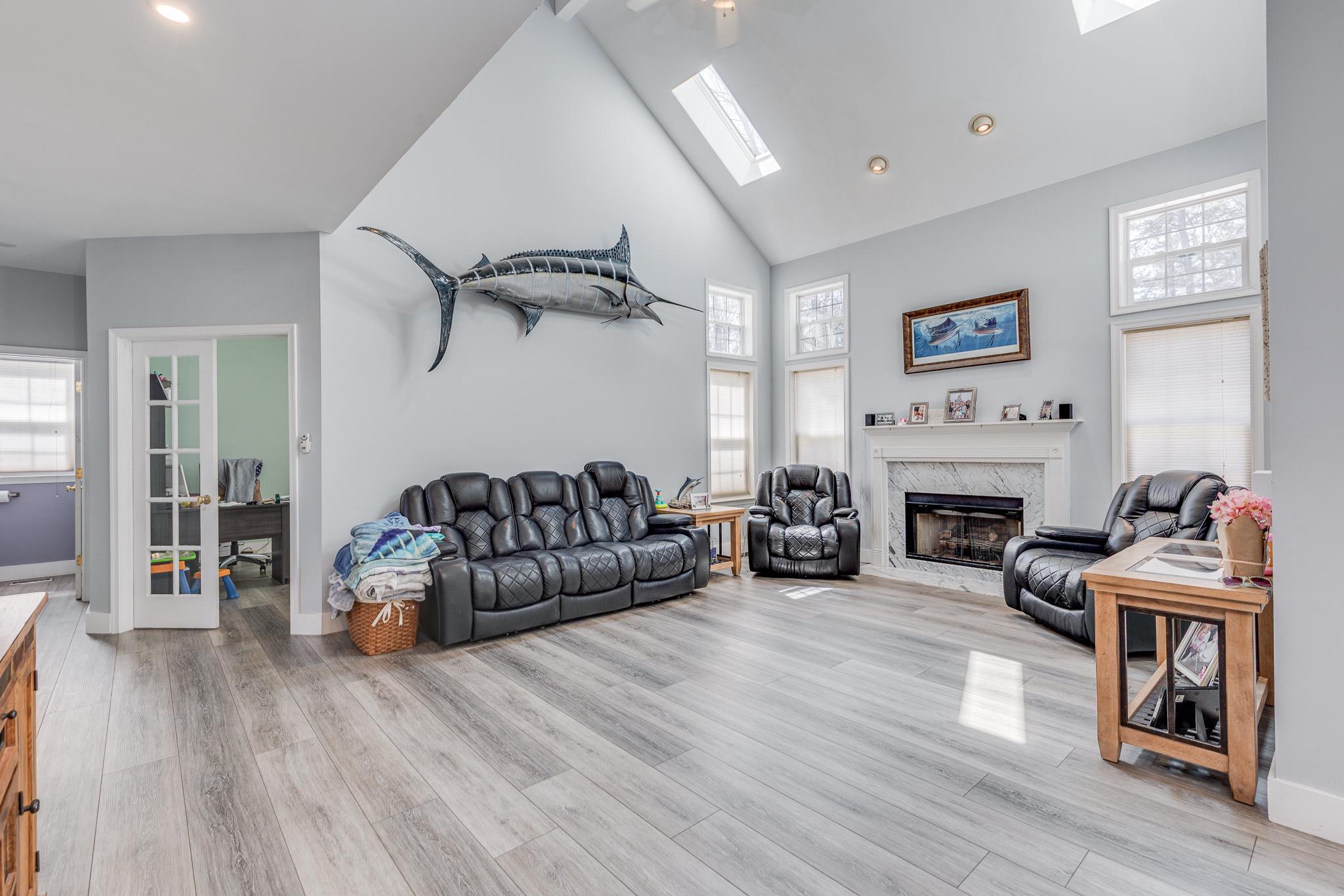 420 Tuckerton Road Medford, NJ 08055 - Photo 15 of 47 Spacious living area with charm.