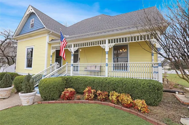 a front view of house with yard