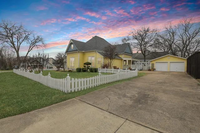 a view of house and outdoor space