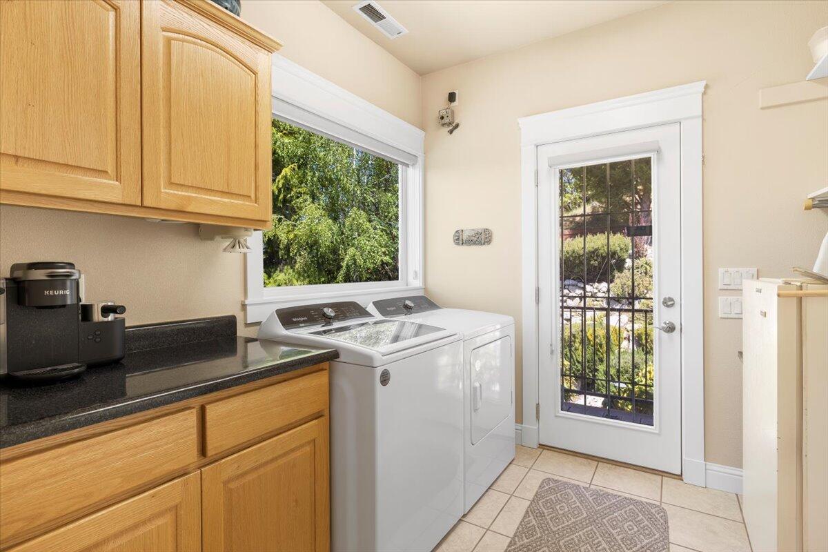3344 Pearce Park Road Grants Pass, OR 97526 - Photo 26 of 65 Laundry room has folding counter or butler counter, you choose!