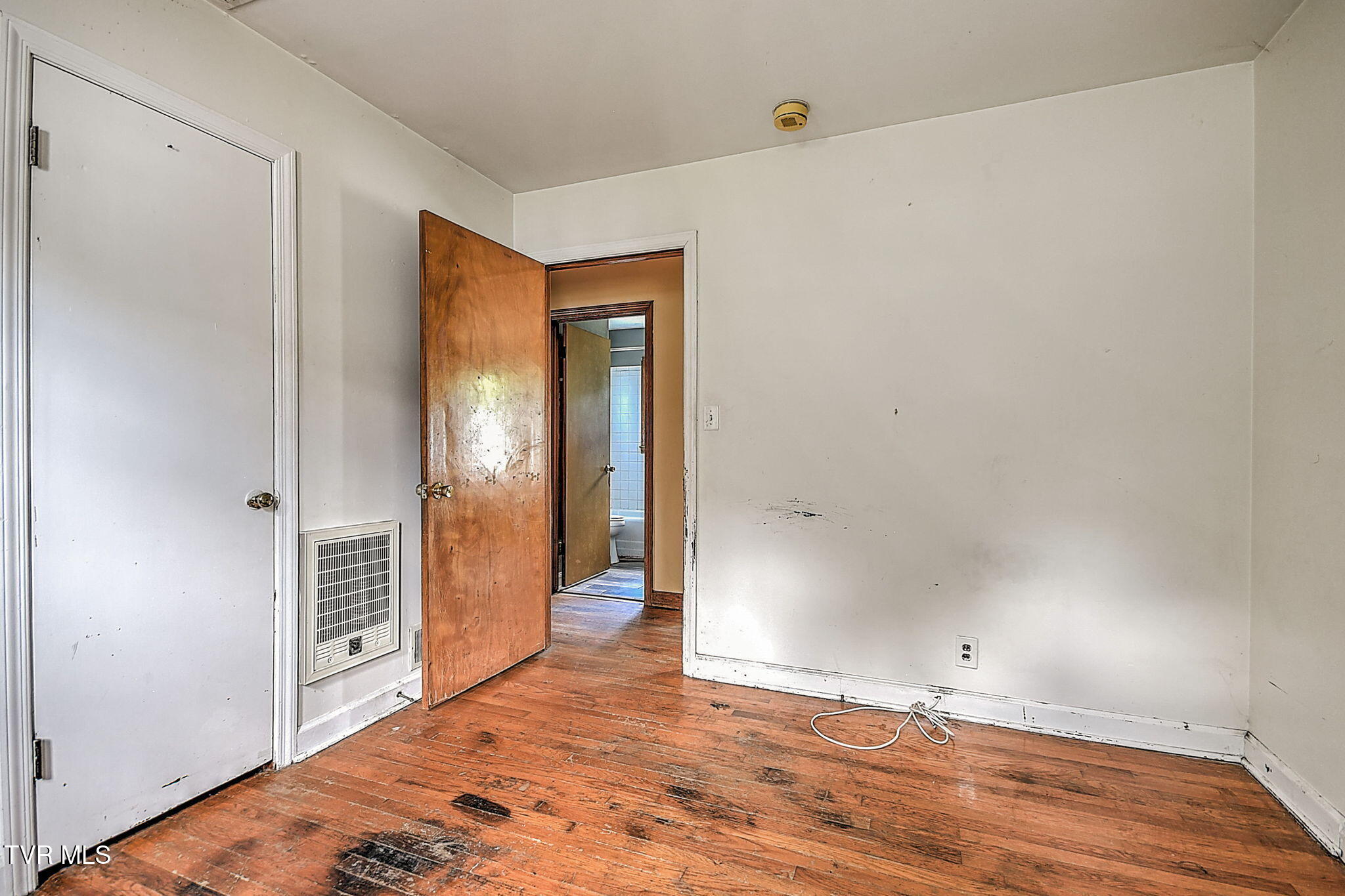 412 South Main Street Elizabethton, TN 37643 - Photo 19 of 34 17-web-or-mls-412 S Main JH-18