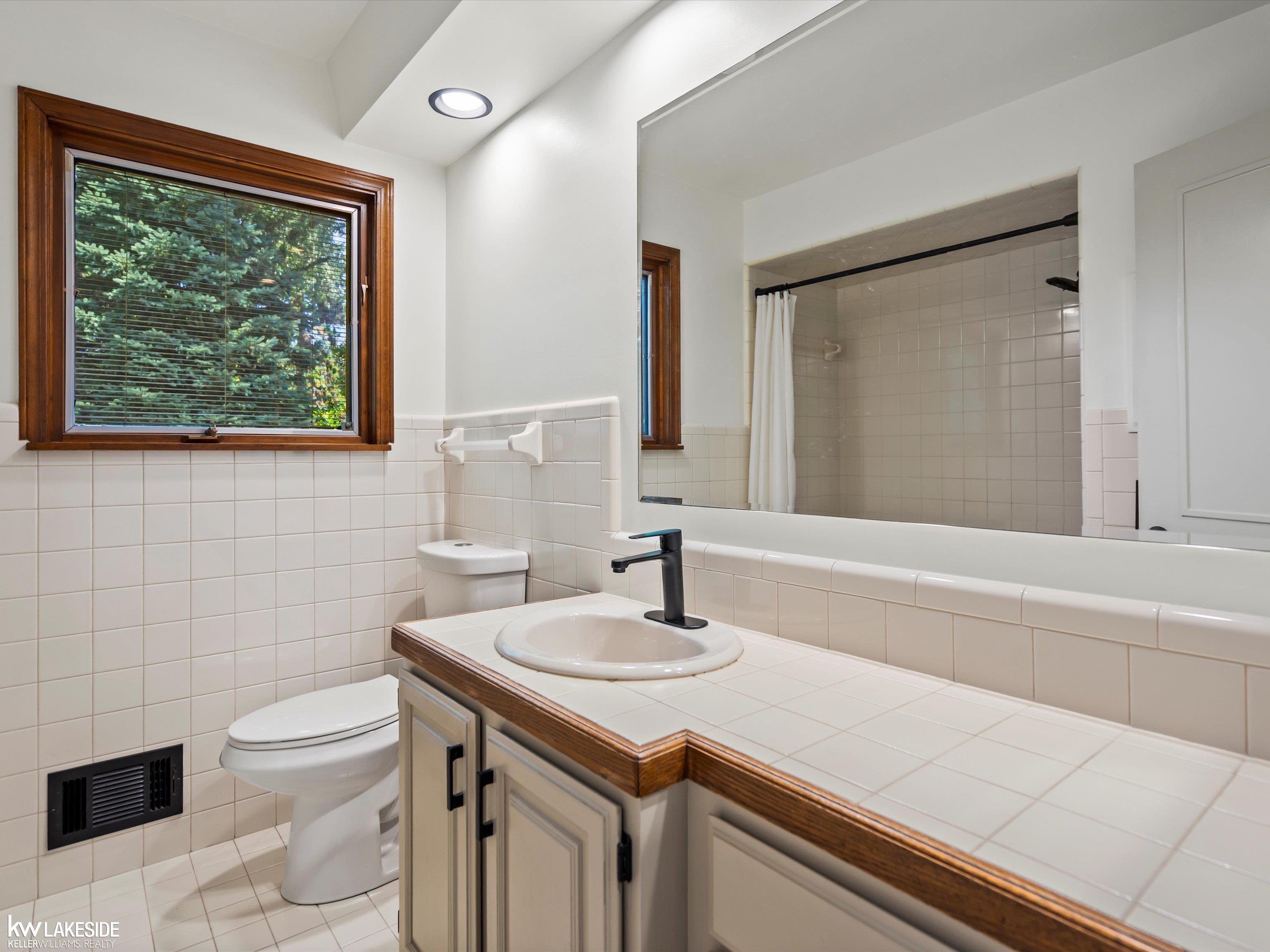 11585 Chicago Road Warren, MI 48093 - Photo 39 of 55