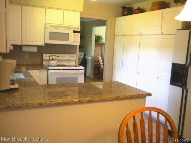 2857 Rambling Way Bloomfield Hills, MI 48302 - Photo 5 of 24 Kitchen w Granite 1