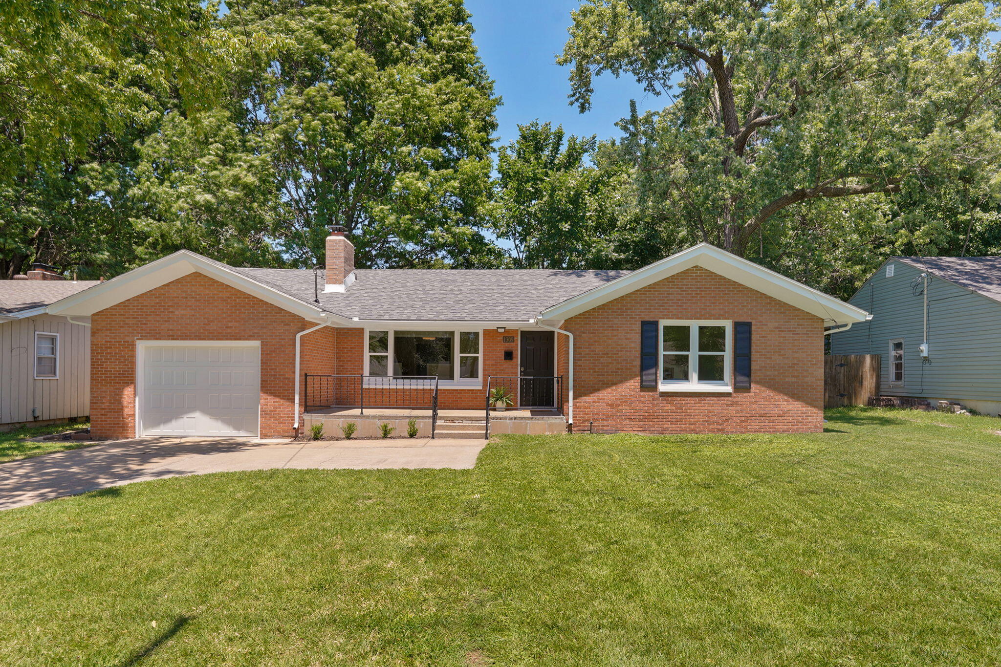 1309 East Bennett Street Springfield, MO 65804 - Photo 1 of 30 1309 E Bennett Front