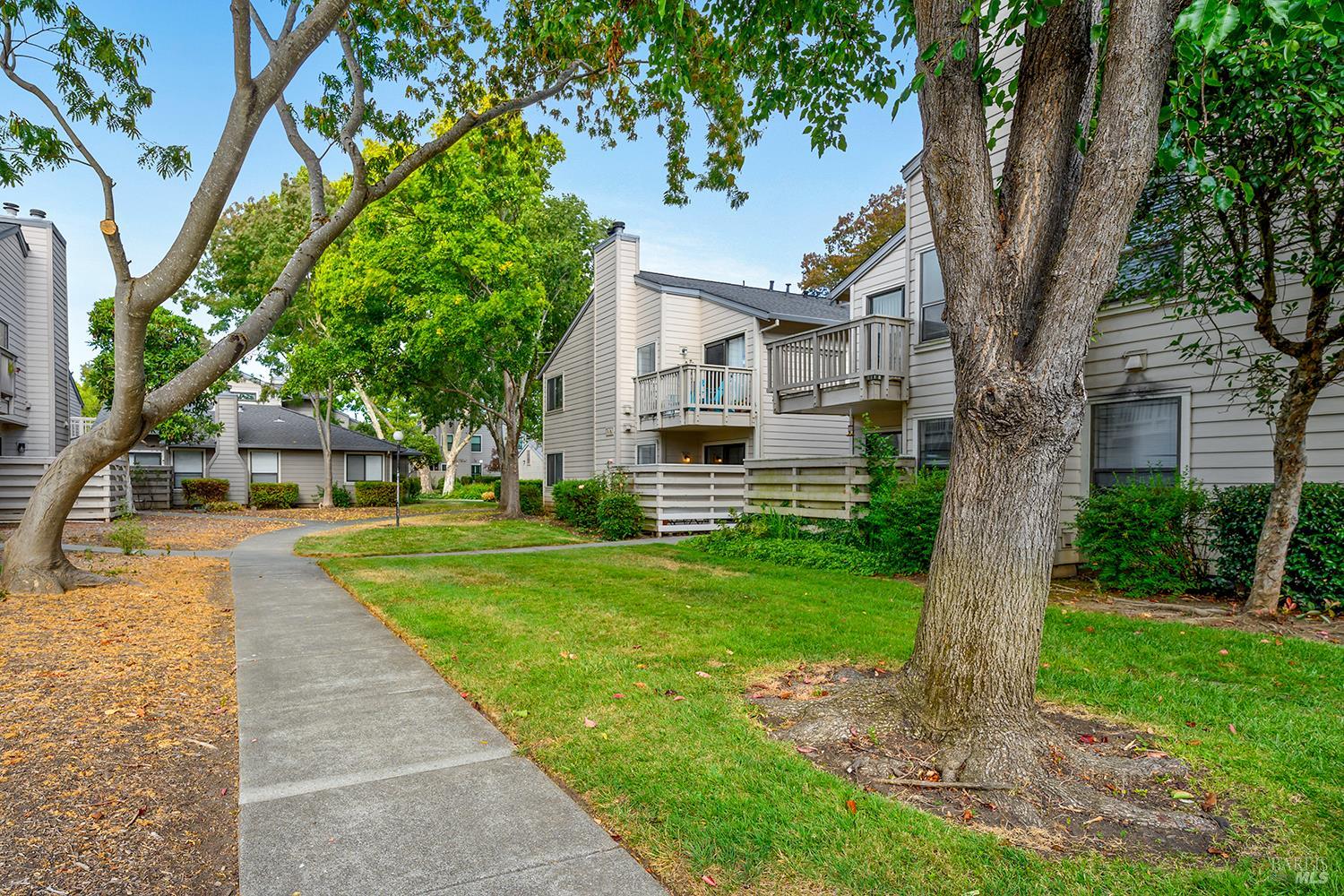 425 Mission Boulevard Santa Rosa, CA 95409 - Photo 4 of 29 Pathway to enter