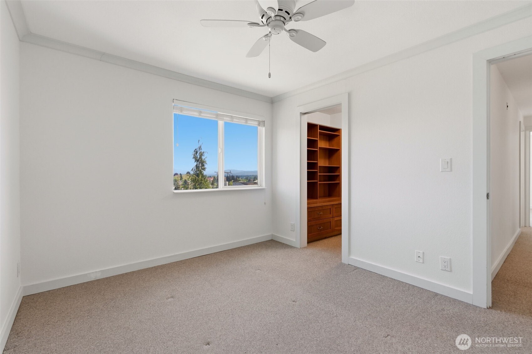 800 North Allen Place, Unit 401 Seattle, WA 98103 - Photo 13 of 32
