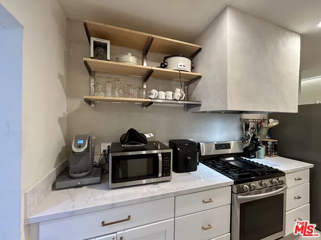 $5,750 | North Vista Street, Los Angeles, CA 90036