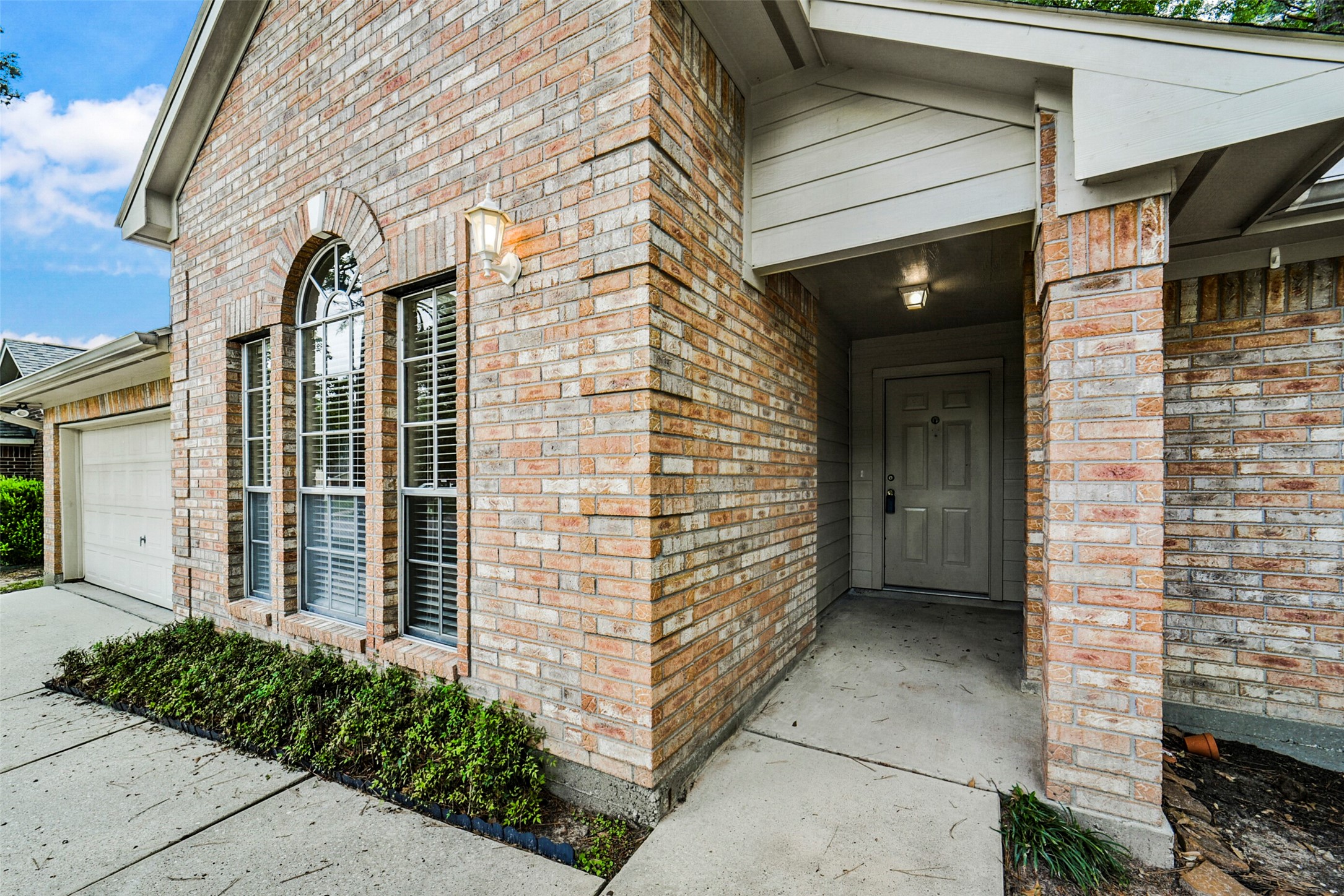 1748 Hazelwood Street Conroe, TX 77301 - Photo 4 of 33