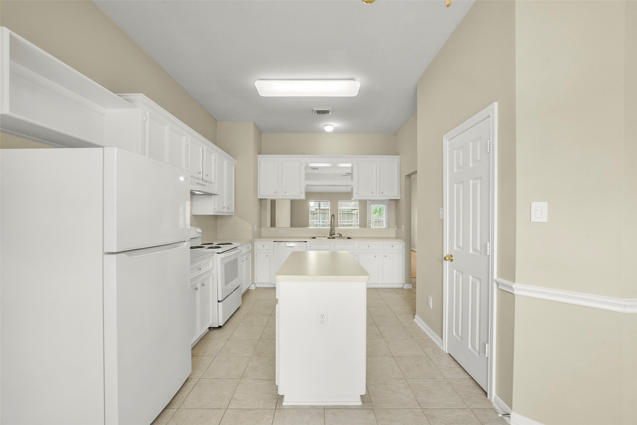 1748 Hazelwood Street Conroe, TX 77301 - Photo 8 of 33