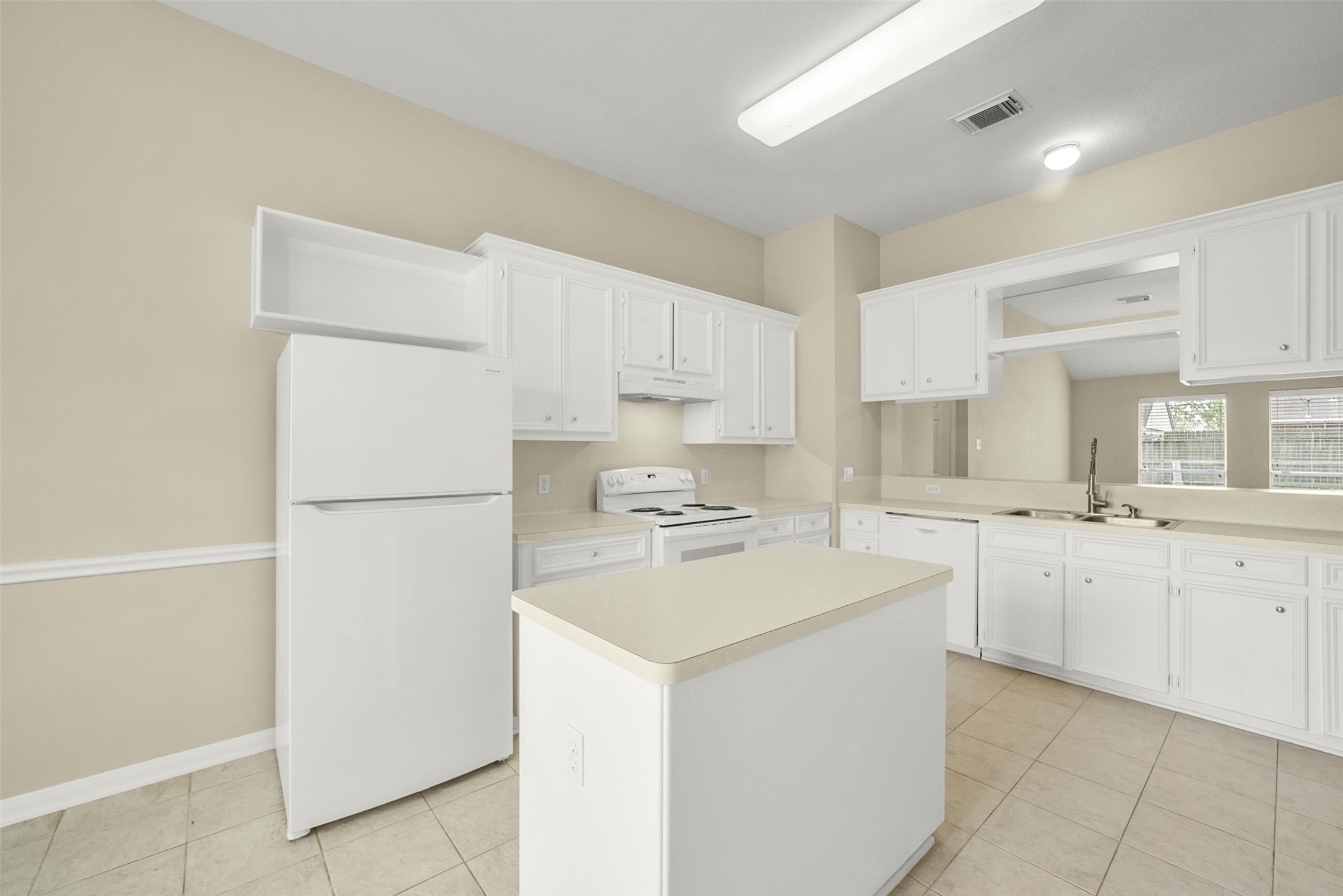 1748 Hazelwood Street Conroe, TX 77301 - Photo 9 of 33